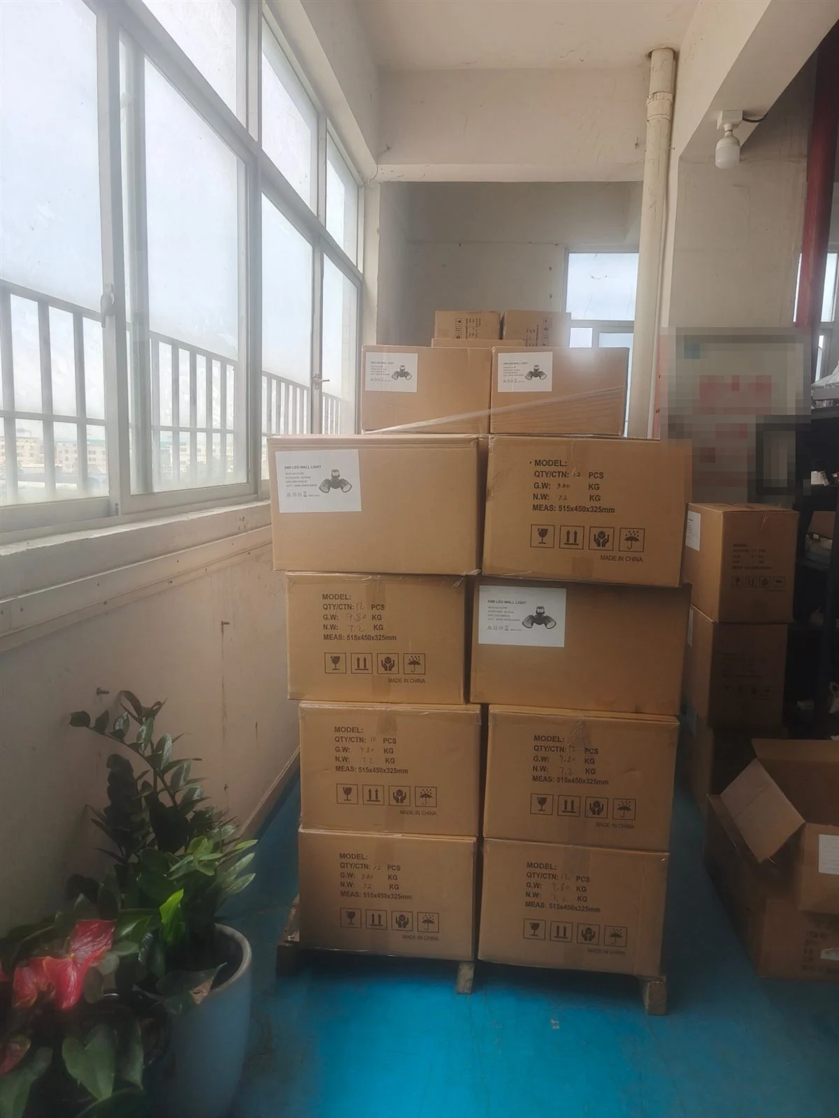 Shipping marks on 24W twin-head sensor wall light export cartons showing quantity, weight and carton size